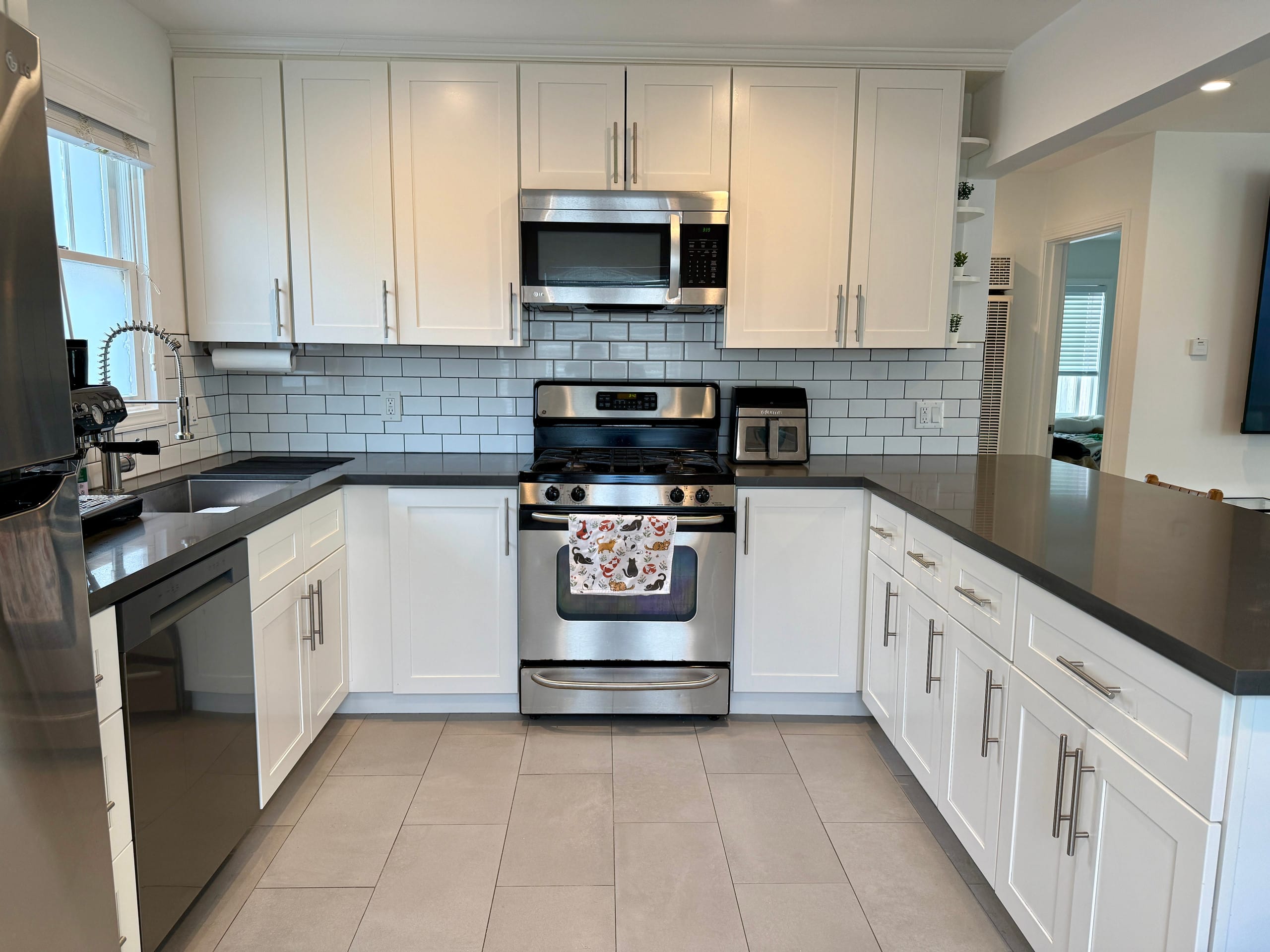 Home in South San Francisco · ★4.92 · 2 bedrooms · 2 beds · 1 private bath - Image 10