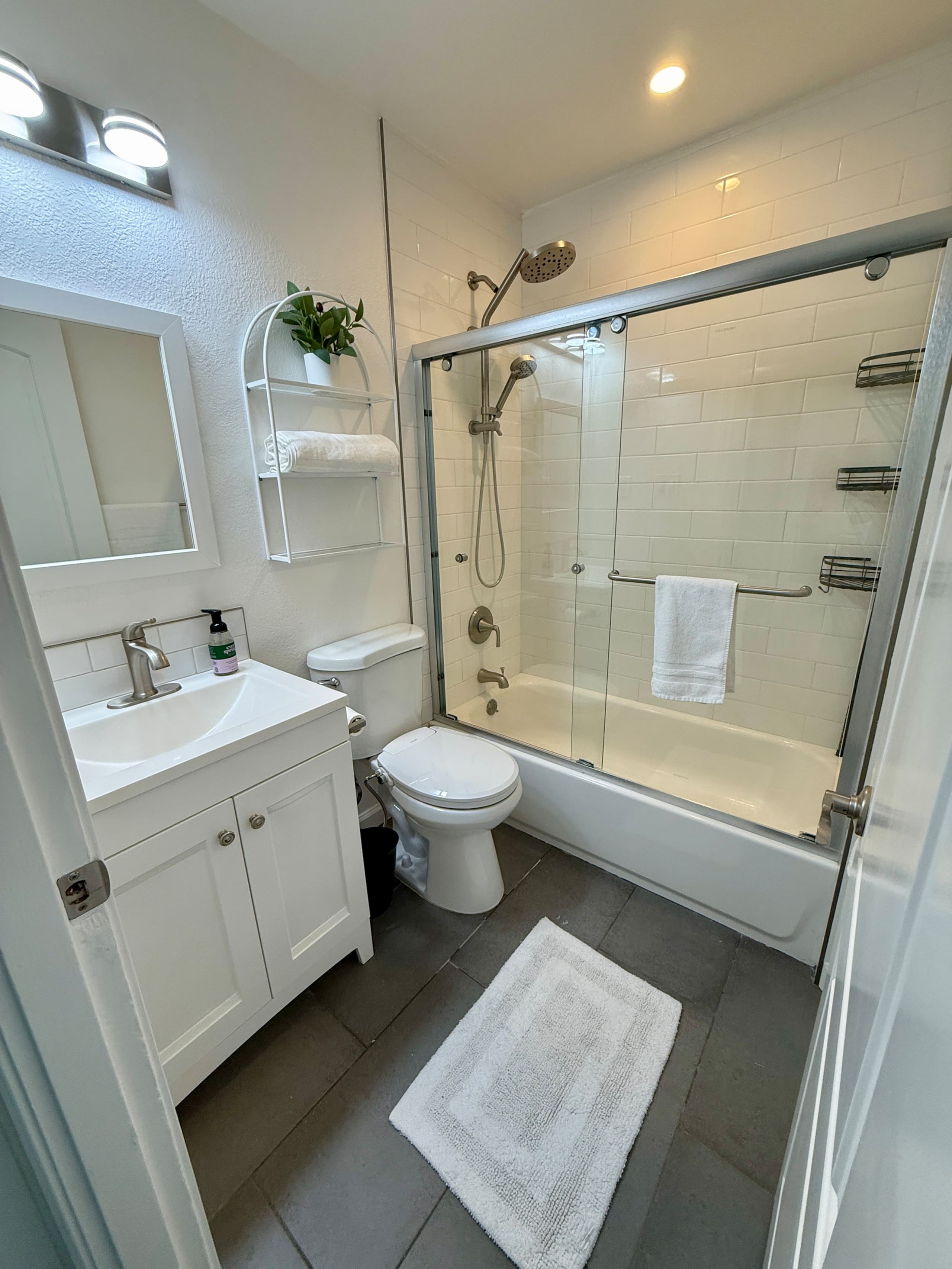 Home in South San Francisco · ★4.92 · 2 bedrooms · 2 beds · 1 private bath - Image 21