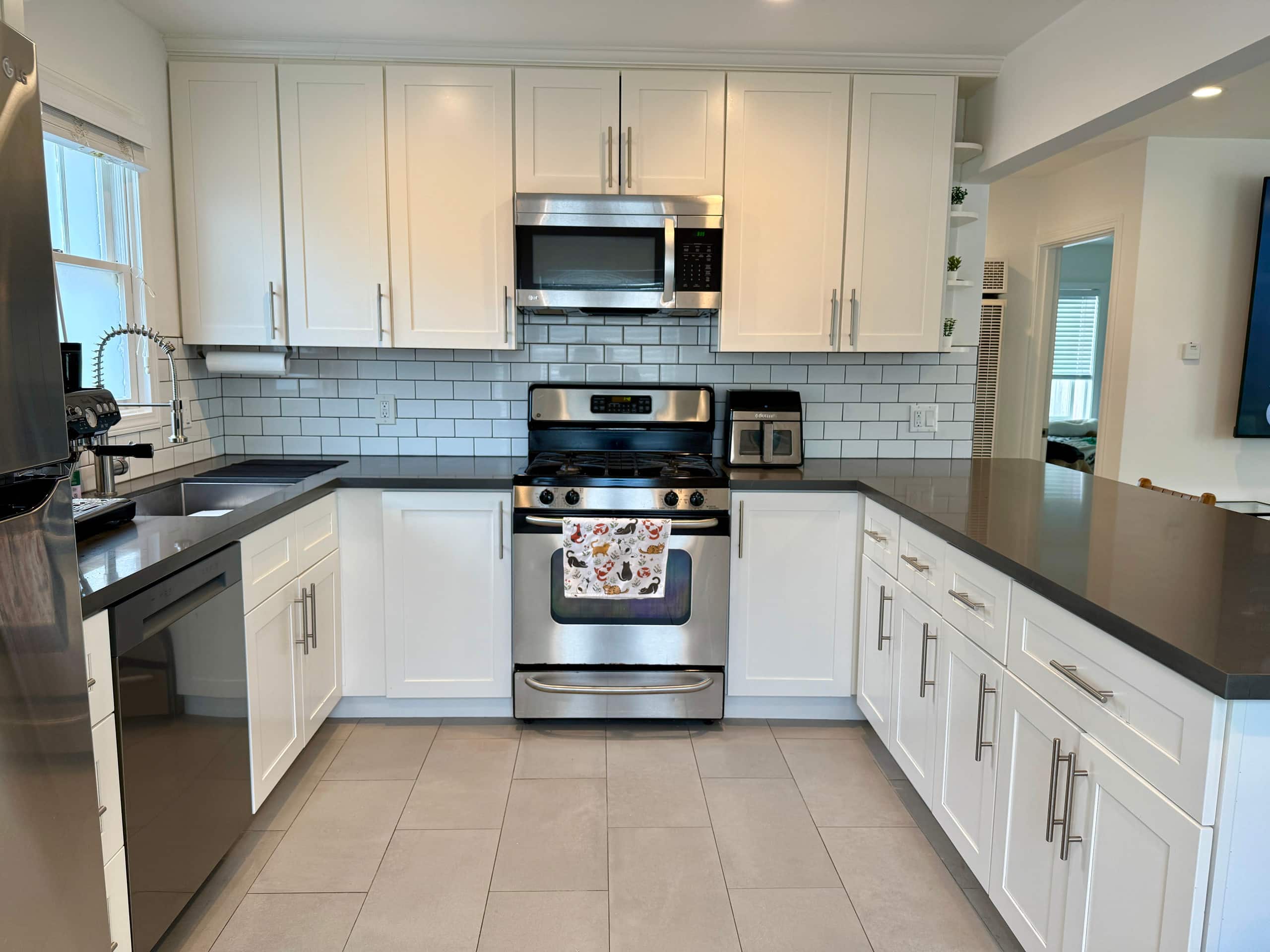 Home in South San Francisco · ★4.92 · 2 bedrooms · 2 beds · 1 private bath - Image 9