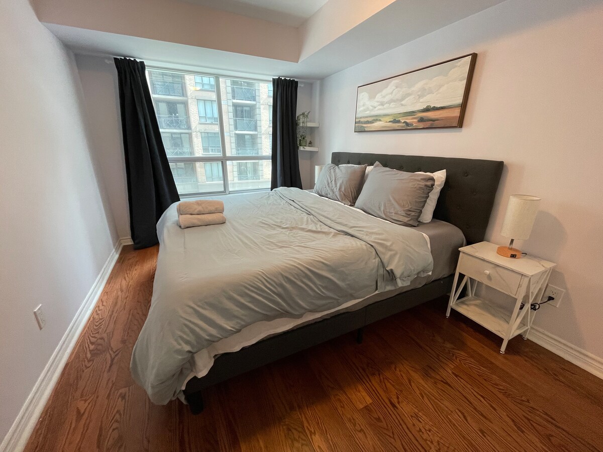 舒适的加大双人床，配备Nectar床垫