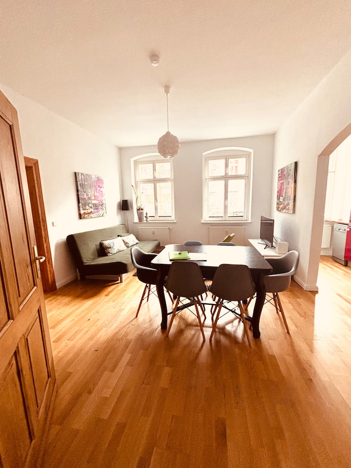 Otvorená obývacia izba s priľahlou kuchyňou. 