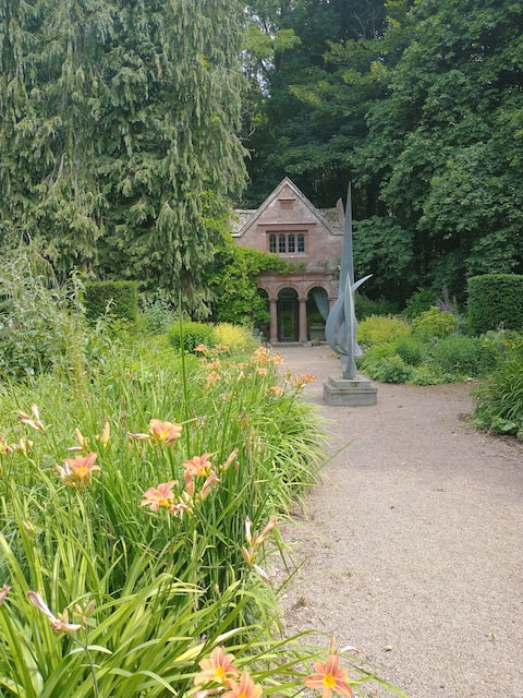 Quirky, romantic, rural cottage, with own garden