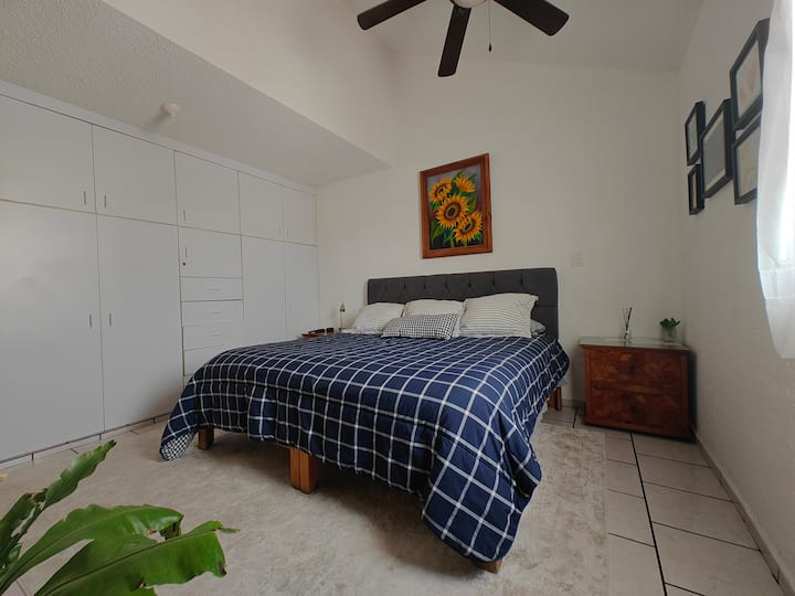 Nuestra recamara principal cuenta con cama king size, baño completo, TV con servicio de streaming, ventilador de techo y de piso y cortinas blackout.