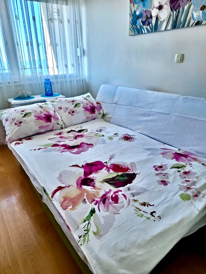 Dodatni ležaj za dodatne goste, peti i šesti gost.
Kauč na razvlačenje.
Dimenzije kauča:
- Duljina: 220 cm
- Širina: 130 cm