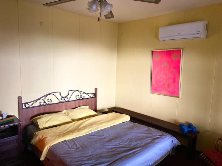 ქვედა საძინებელი, საწოლი 2 ადამიანისთვის,გარდერობი ,სავარძელი