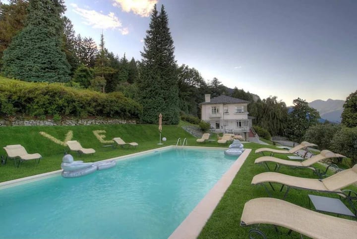 Villa Liside: A Charming Three-story Villa Situated On A Promontory Facing The Lake, With Free Wi-fi. - Verbania