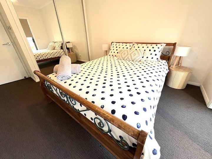 Cómoda cama tamaño queen, mucho espacio y espacio para desempacar.
