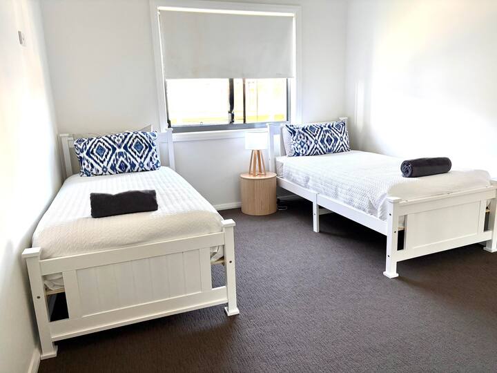 Habitación ideal para compartir con familiares o amigos.  Hay mucho espacio aquí, con una amplia bata con espejo para que puedas desempacar completamente con facilidad. Ideal para fines de semana, perfecto para estadías más largas.