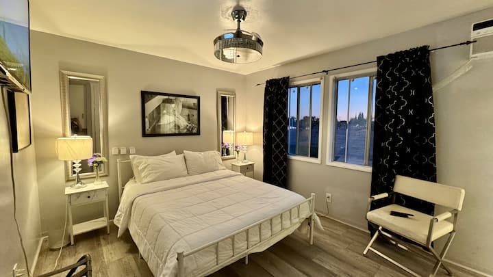 Private Renovated Boutique Home | Patio & Parking