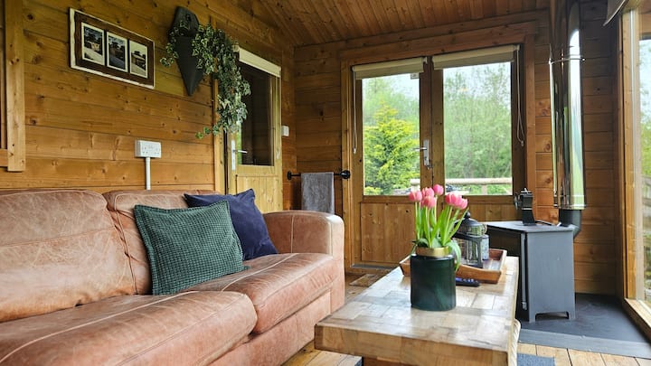 Log Cabin With Hot Tub, Devon - Dog-friendly - Devon