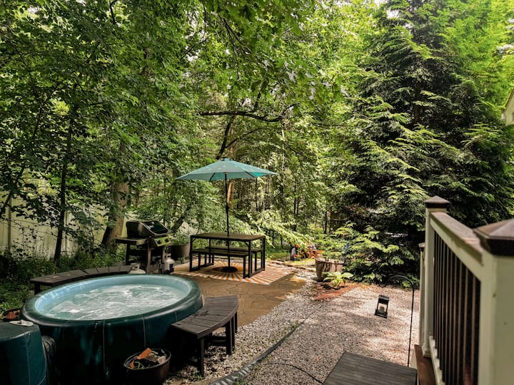 Little Lake Cabin— Lake Access, Hot Tub & Kayaks