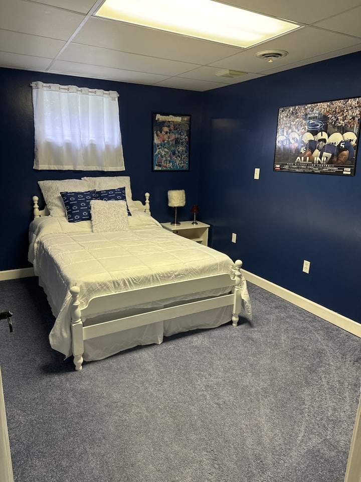 Cama de matrimonio en el dormitorio del nivel inferior. 