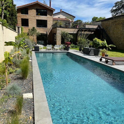 Lodge with pool & XXL terrace, 3 suites, near Lyon