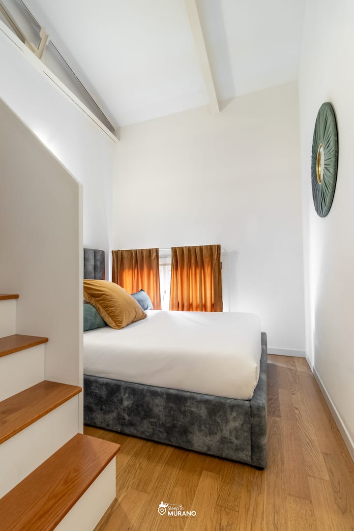 MURANO Place – FILIGRANA Dom s nádvorím len minútu chôdze od veľkého kanála Murano, Benátky – Taliansko. 3 spálne, 2 kúpeľne so sprchou a vonkajšie zariadené nádvorie na ostrove Murano. Dobré riešenie pre rodinu a priateľov.