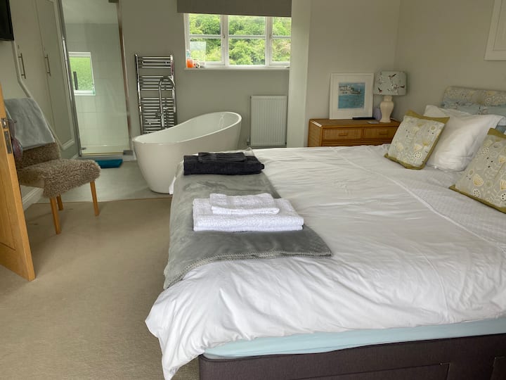 Oddýchnite si v spálni na najvyššom poschodí so sprchovacím kútom, WC a voľne stojacou vaňou. Posteľ veľkosti Super King je možné alternatívne rozložiť na dve samostatné postele. K dispozícii je tu tichý pracovný priestor. 