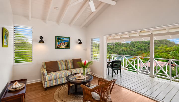 Light-Filled Living Room : Open seating area leading directly out to the ocean bay-view balcony.