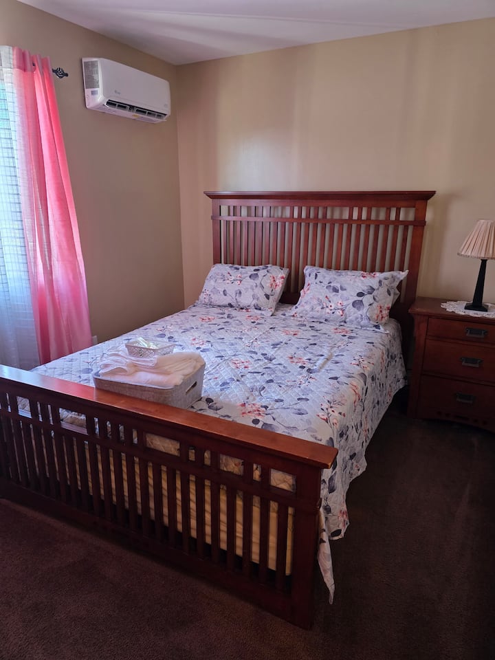 卧室配有迷你分体式空调