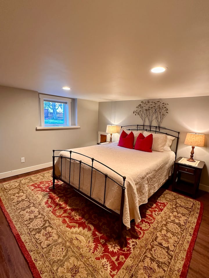 Deze slaapkamer is ruim met voldoende opbergruimte. 