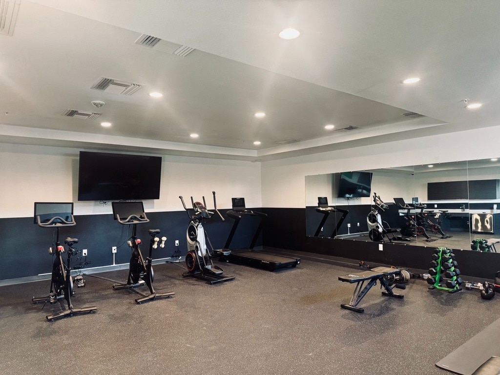 Downtown Oasis: Work, Pool, Gym and EV Park