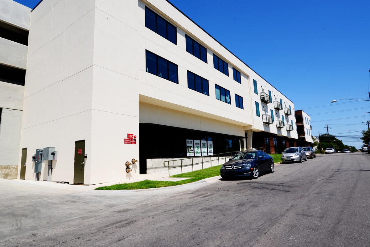 Downtown Oasis: Work, Pool, Gym and EV Park