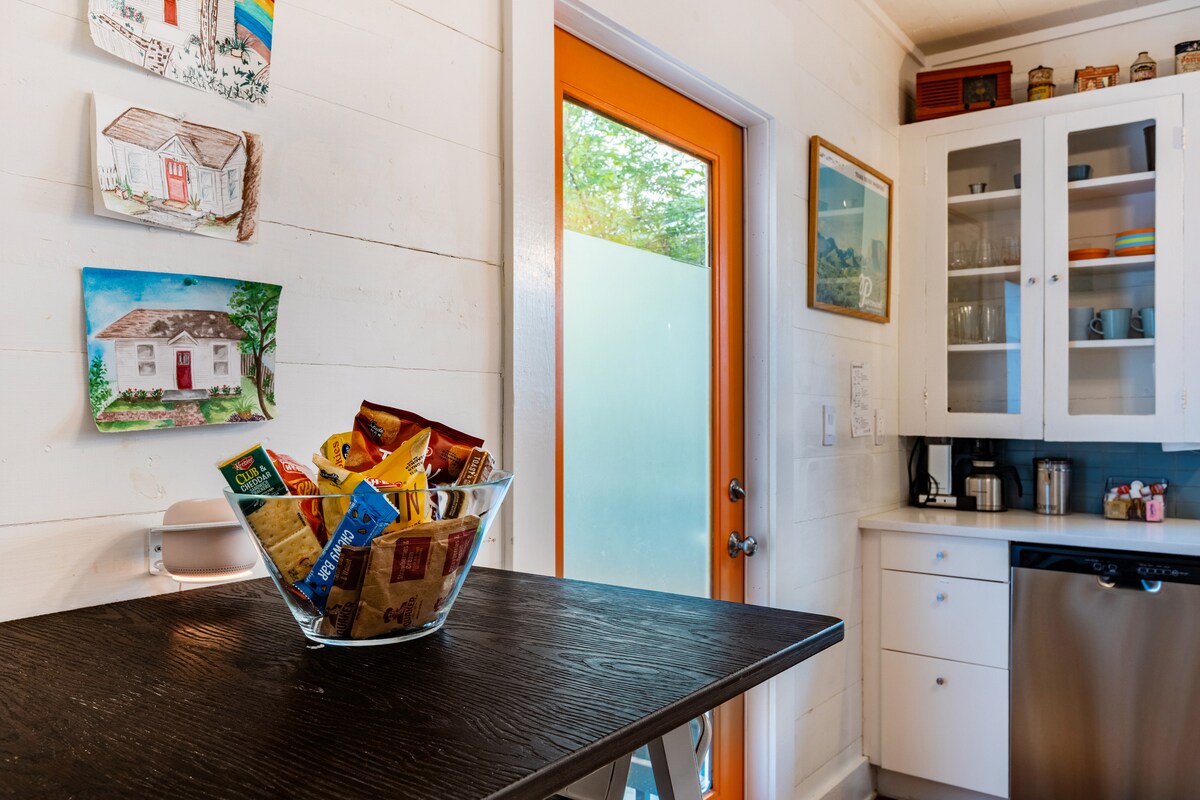 Historic Swede Hill Bungalow | Walk to Downtown