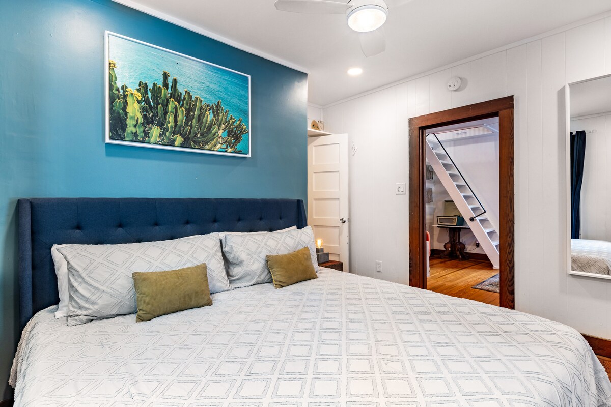 Historic Swede Hill Bungalow | Walk to Downtown