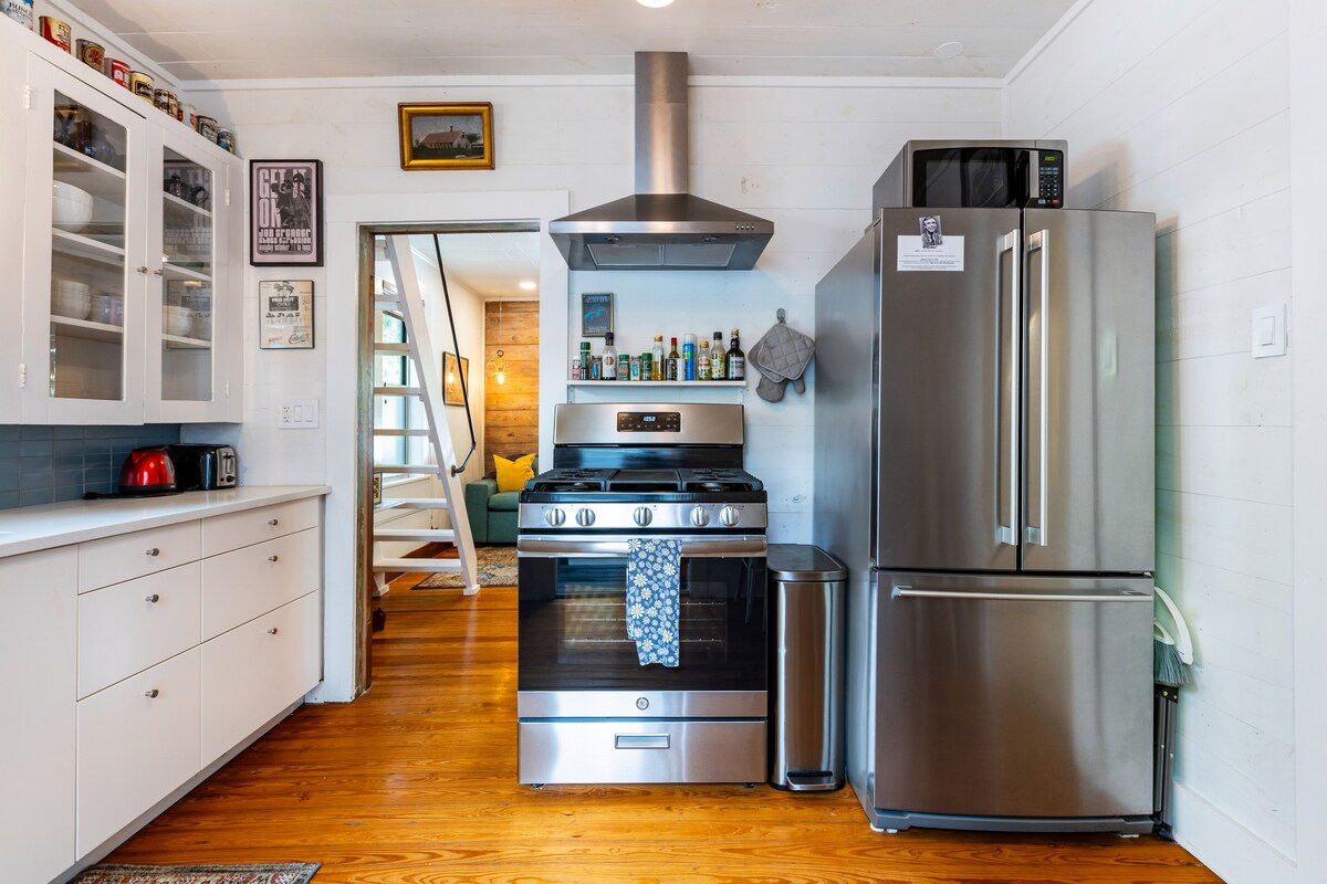 Historic Swede Hill Bungalow | Walk to Downtown