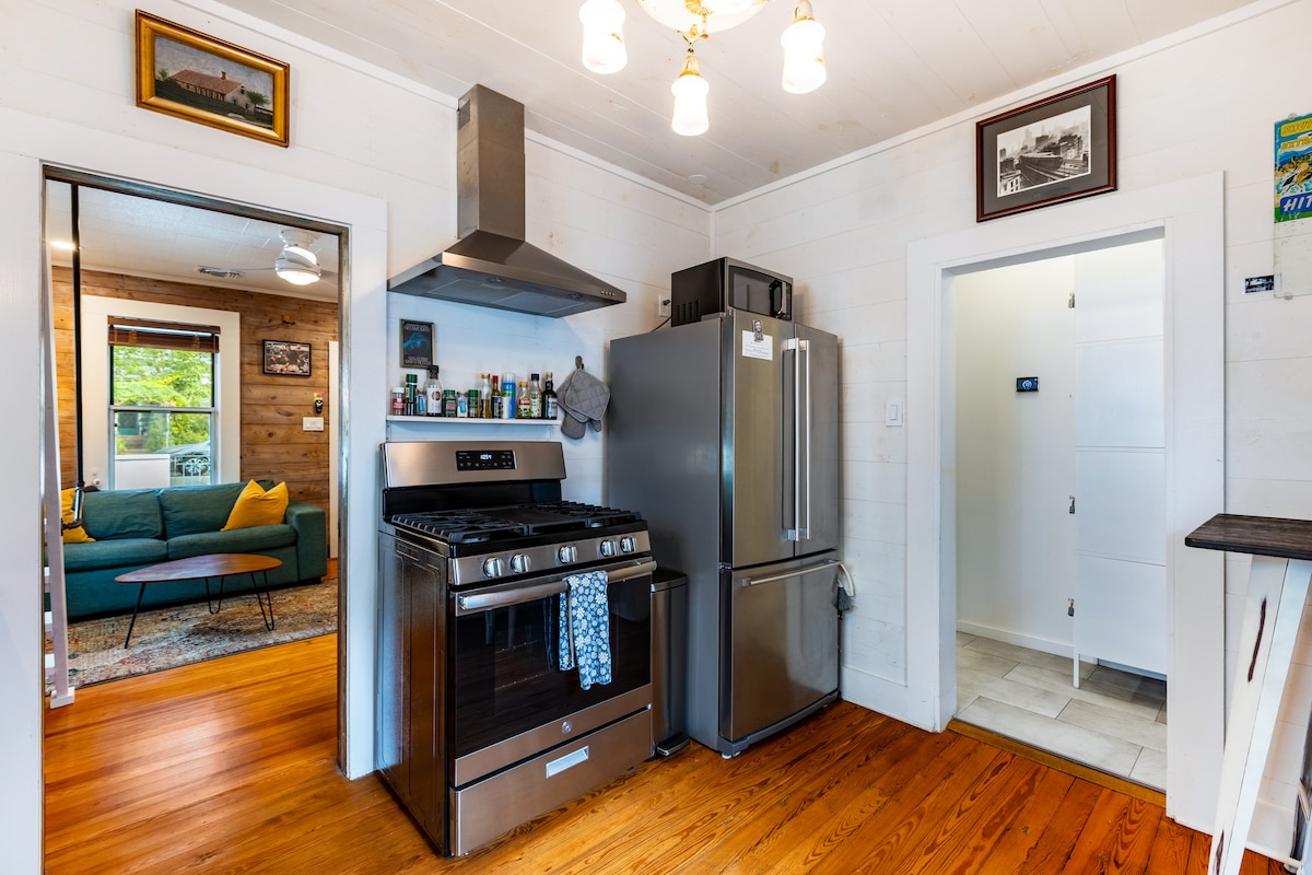 Historic Swede Hill Bungalow | Walk to Downtown