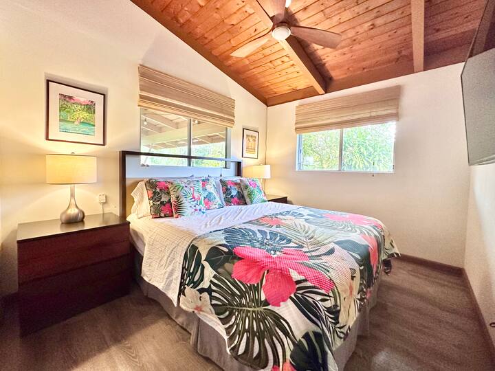 เตียงคิงไซส์ตู้เสื้อผ้าและโทรทัศน์ขนาด 55 นิ้วในแคลิฟอร์เนีย