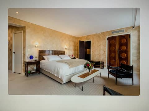 Successful Airbnb property: Rooftop Champs Elysées with unbelievable view in Paris 8e Arrondissement