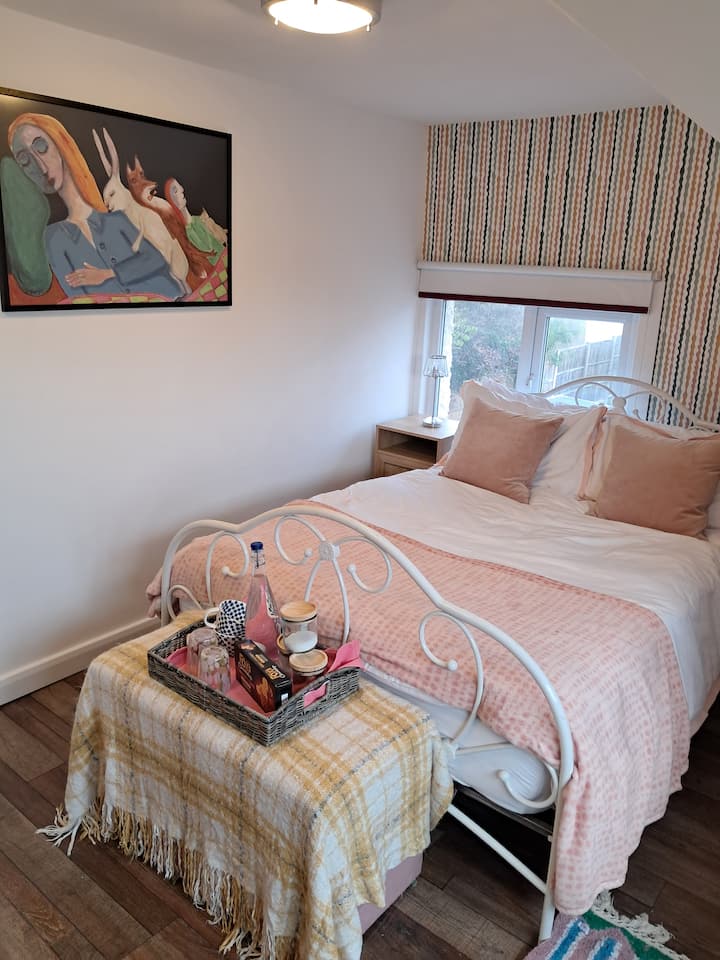 Close To Beach, Airport And Trains. Sleeps 4. - Southend-on-Sea