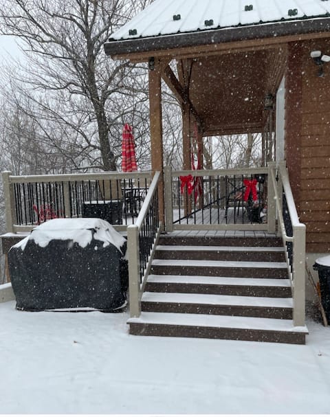 Dee's Cozy Haven~Mountain Views, HOT tub