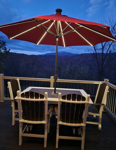 Dee's Cozy Haven~Mountain Views, HOT tub