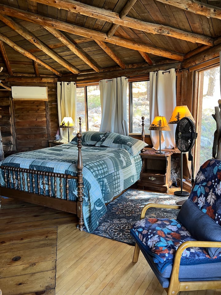 Log Cabin Home Vacation Private Retreat on Acreage - Cabins for