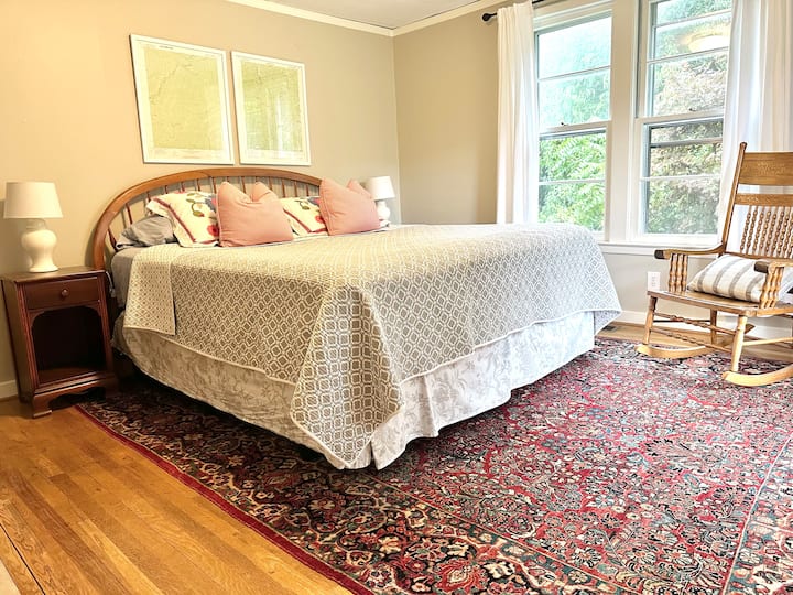 Основна спална соба со брачен кревет (широк 150-179 см). Слушајте го потокот веднаш зад прозорците за мирно да преспиете. 