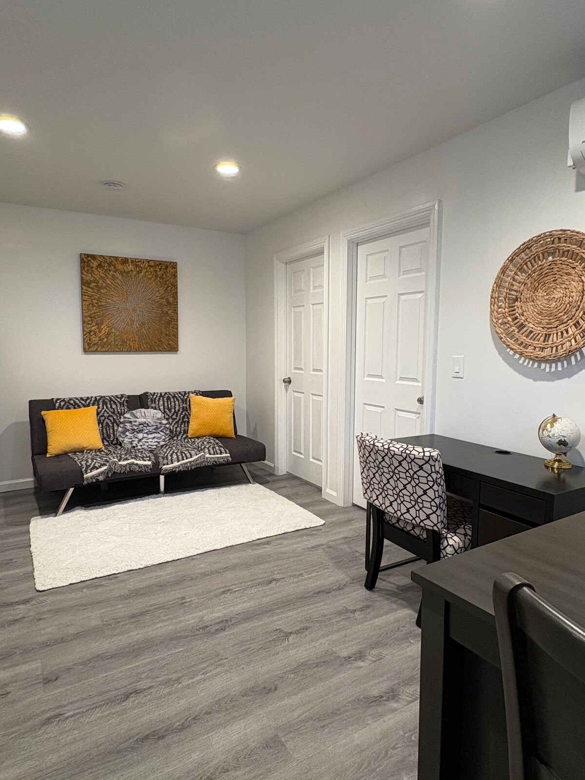 Popular Airbnb listing: Nonsmoking Cozy Guest House Private near Airport in Ontario