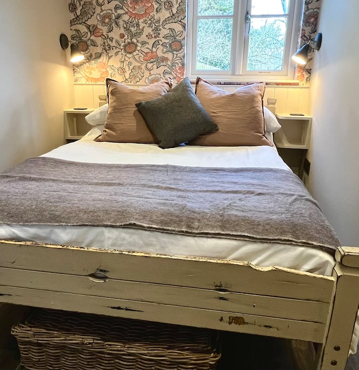 ห้องนอนคู่แสนอบอุ่นเครื่องทำความร้อนใต้พื้นเตียงคู่นอนสบายขนาด 4 ฟุต 6 นิ้วพร้อมท็อปเปอร์ที่นอนในตัว ประตูมีเสถียรภาพระหว่างห้องนอนและพื้นที่นั่งเล่น ตู้เสื้อผ้าสูงเต็มรูปแบบและพื้นที่เก็บของเหนือเตียง เพดานห้องนิรภัยกล่องเก็บของใต้เตียงหวายขนาดใหญ่ 