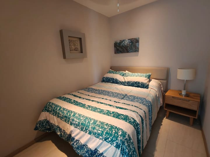 Удобен брачен кревет со вентилатор на таванот.