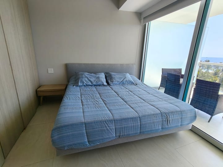 Брачен кревет (широк 180–220 cm) со завеси за затемнување, телевизор, клима-уред, тавански вентилатор и прекрасен поглед кон океанот.