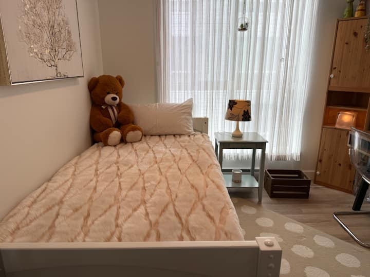 เตียงเดี่ยว 1 หลังพร้อมท็อปเปอร์โฟม