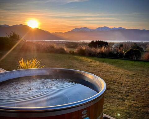 Fiordland Eco-Retreat ☆ Panoramic Views ☆ Hot Tub