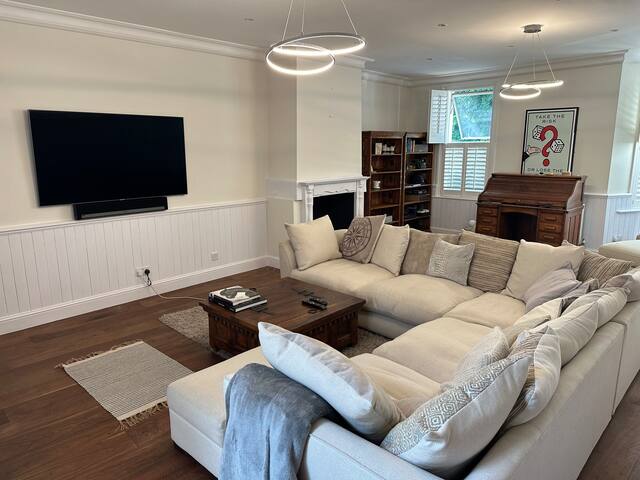 Beautiful home in Chiswick with car parking gallery image 2