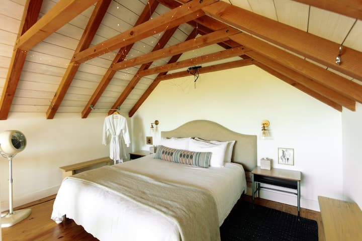 The Sycamore Treehouse - King Bed