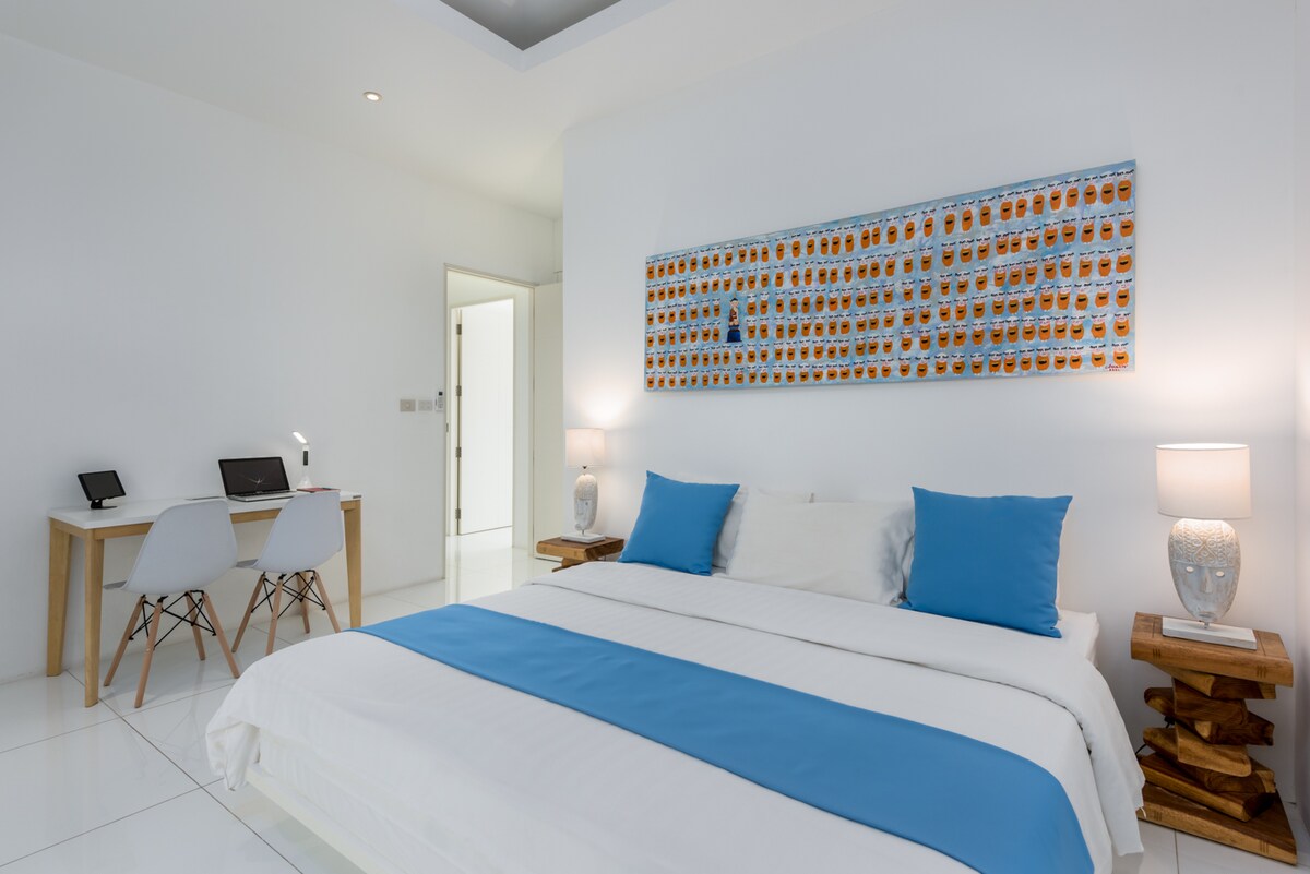 Spálňa pre hostí s pracovnou stanicou