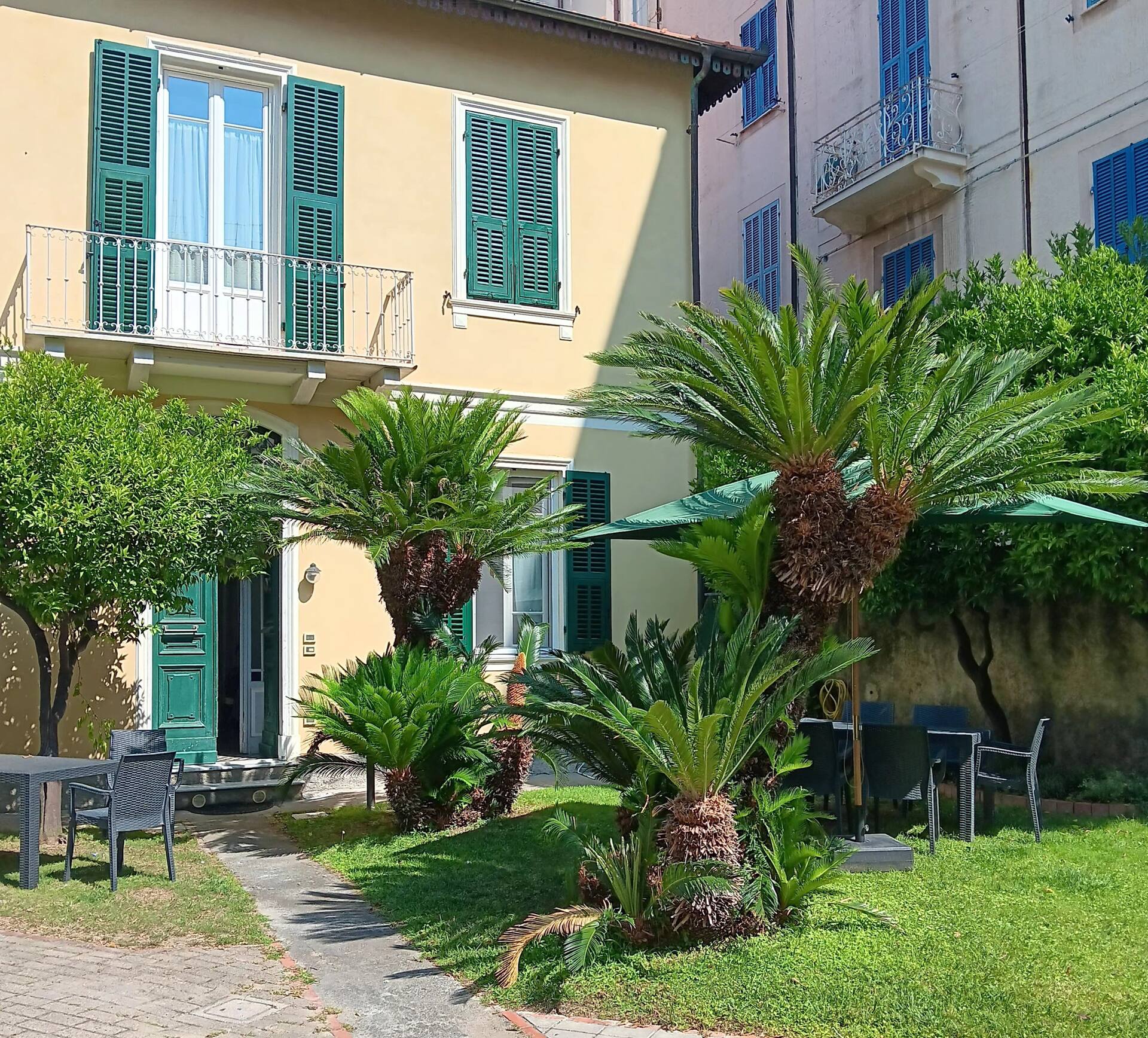 Villa Sant'Anna apt EST 100m from the sea + parking space