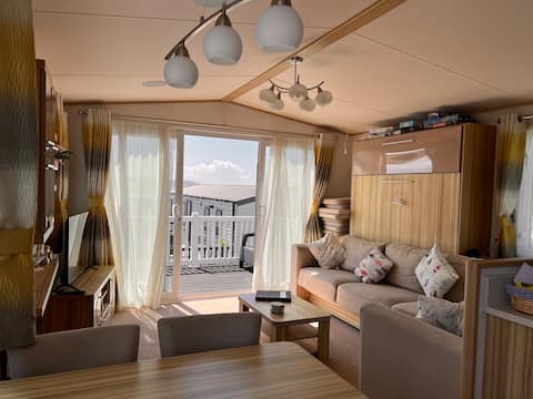 Popular Airbnb listing: Cosy Chesil Beach Getaway - Weymouth *no fees!* in Weymouth