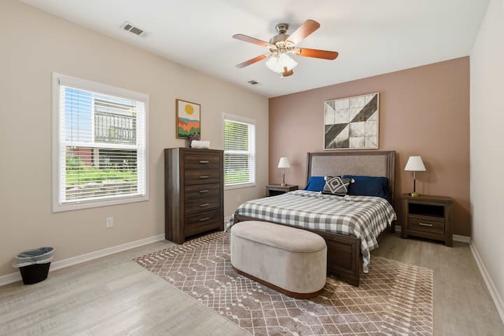 חדר שינה מרווח עם מיטת קווין סייז 