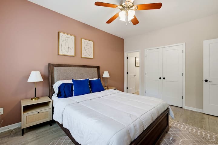 חדר שינה מרווח עם מיטת קווין סייז