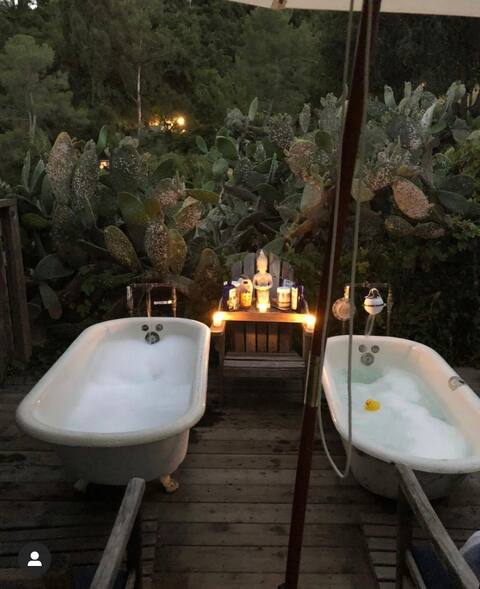 Topanga canyon cottage w/ outdoor tubs & yurt