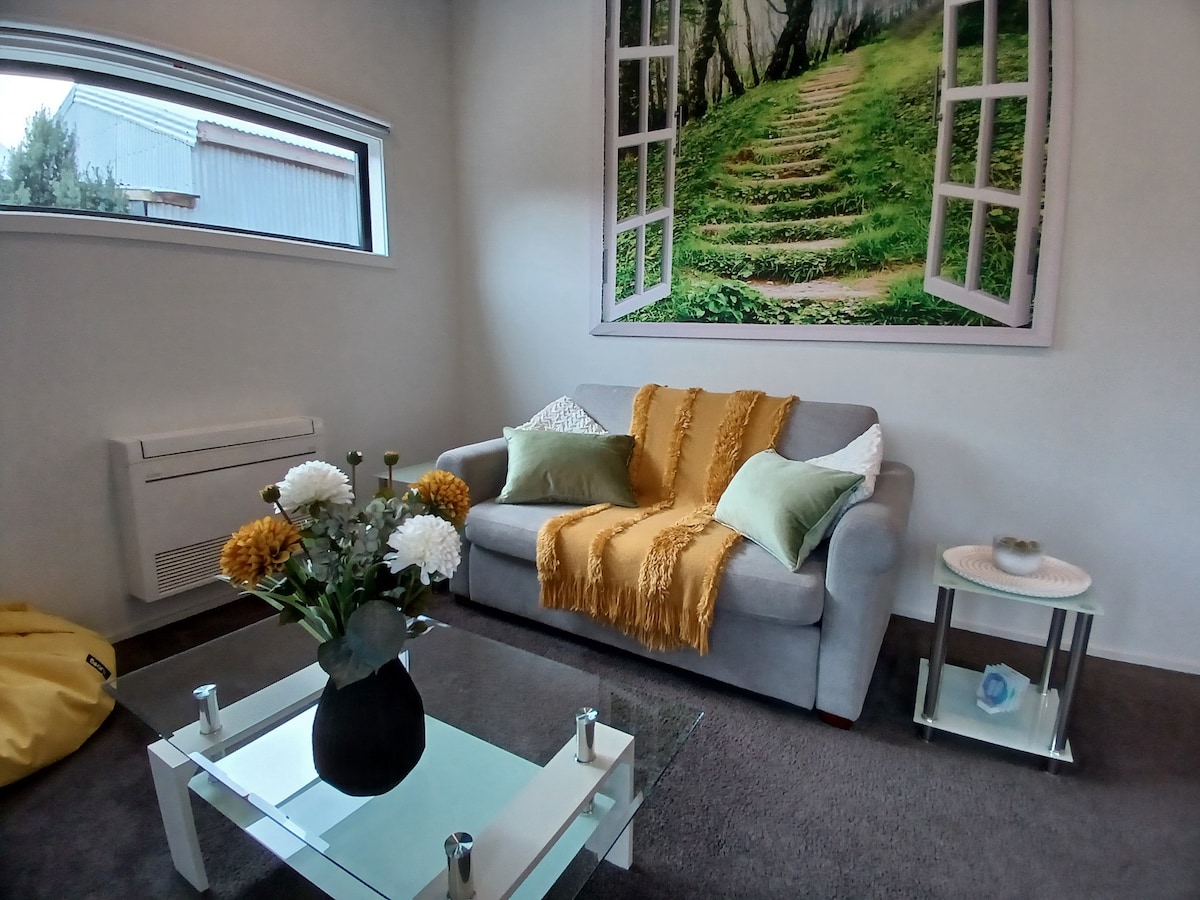 'สมบูรณ์แบบฉันนึกภาพที่พักที่สะดวกสบายและน่าอยู่กว่านี้ไม่ได้แล้ว..' จีน่า 01/21 พบกระท่อมหลังนี้ในคืนสุดท้ายของเรา... ดีที่สุดในการเดินทางบนเกาะใต้ทั้งหมดของเรา คุ้มค่าแน่นอน!!! 'เกรียร์ 06/09